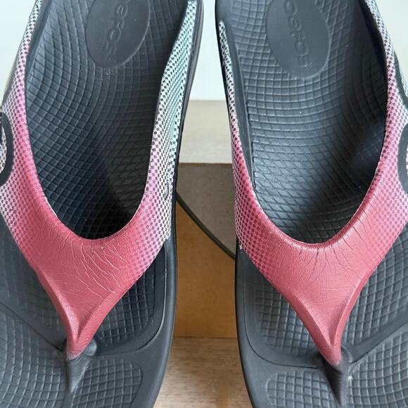 OOFOS Black/Burgundy Unisex Sandals Slip On Flip Flop- Men 6- Women 8 main image 4